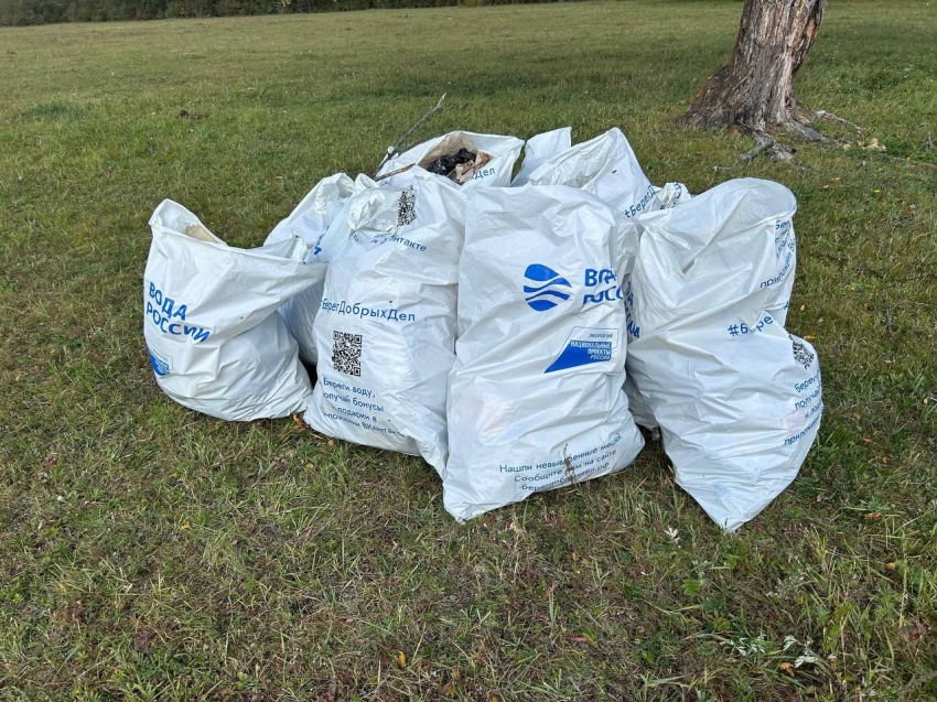 ​Калганцы провели экологическую акцию по уборке мусора на прибрежной территории реки Анчер